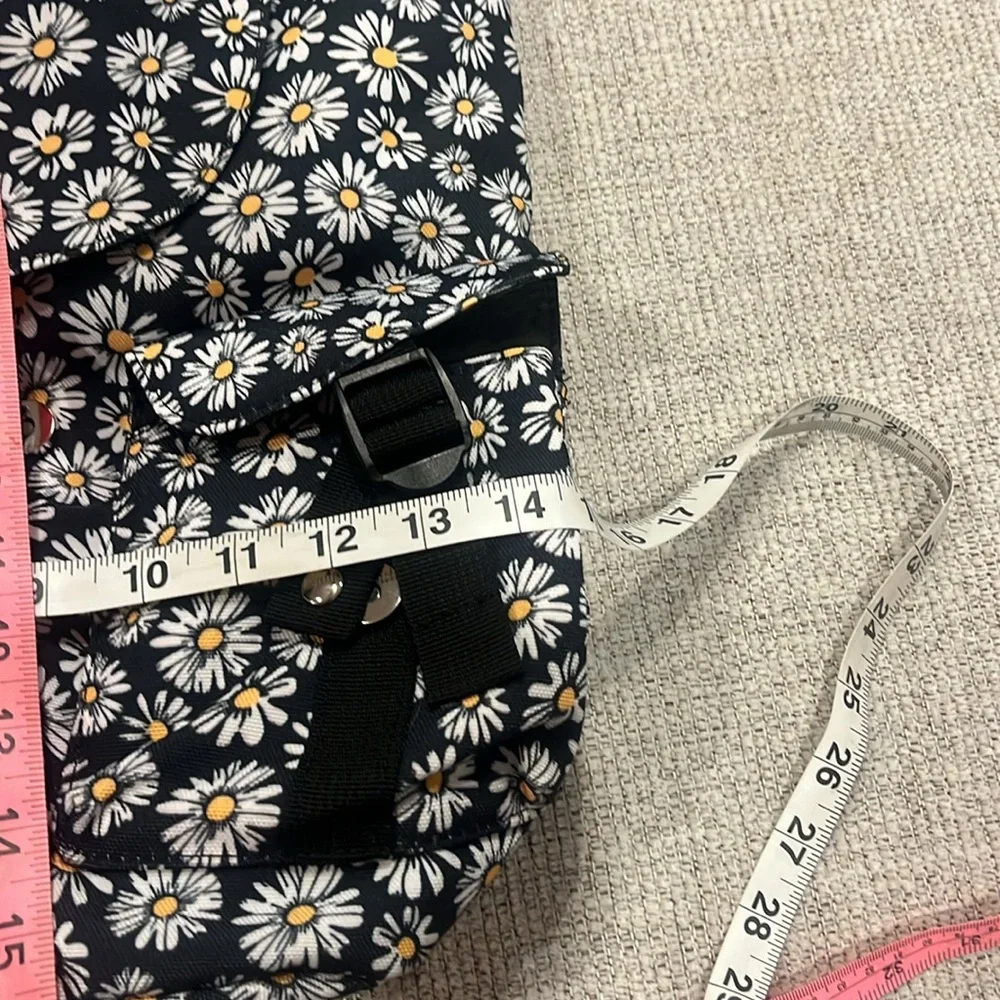 New Backpack with daisy design 🌼 Never used - Picture 2 of 7